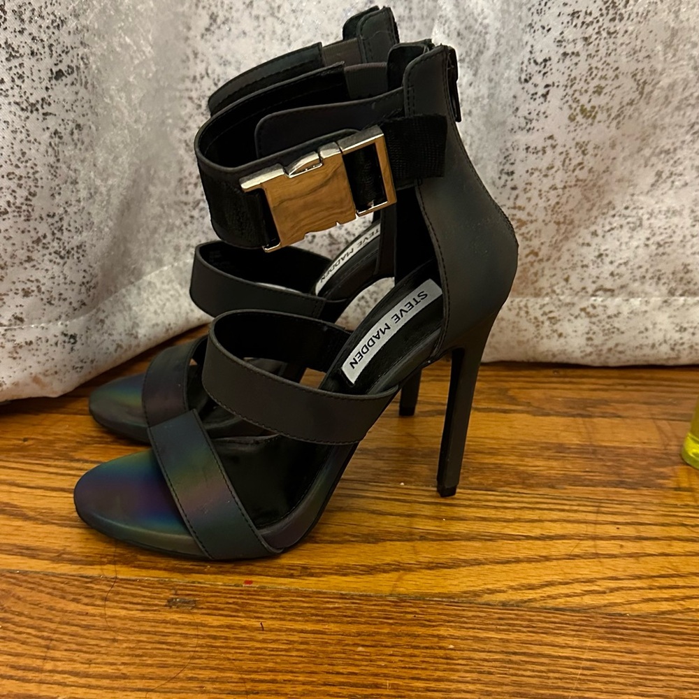 Steve Madden ankle buckle shoe size 6 
They do the glow in the dark thing too